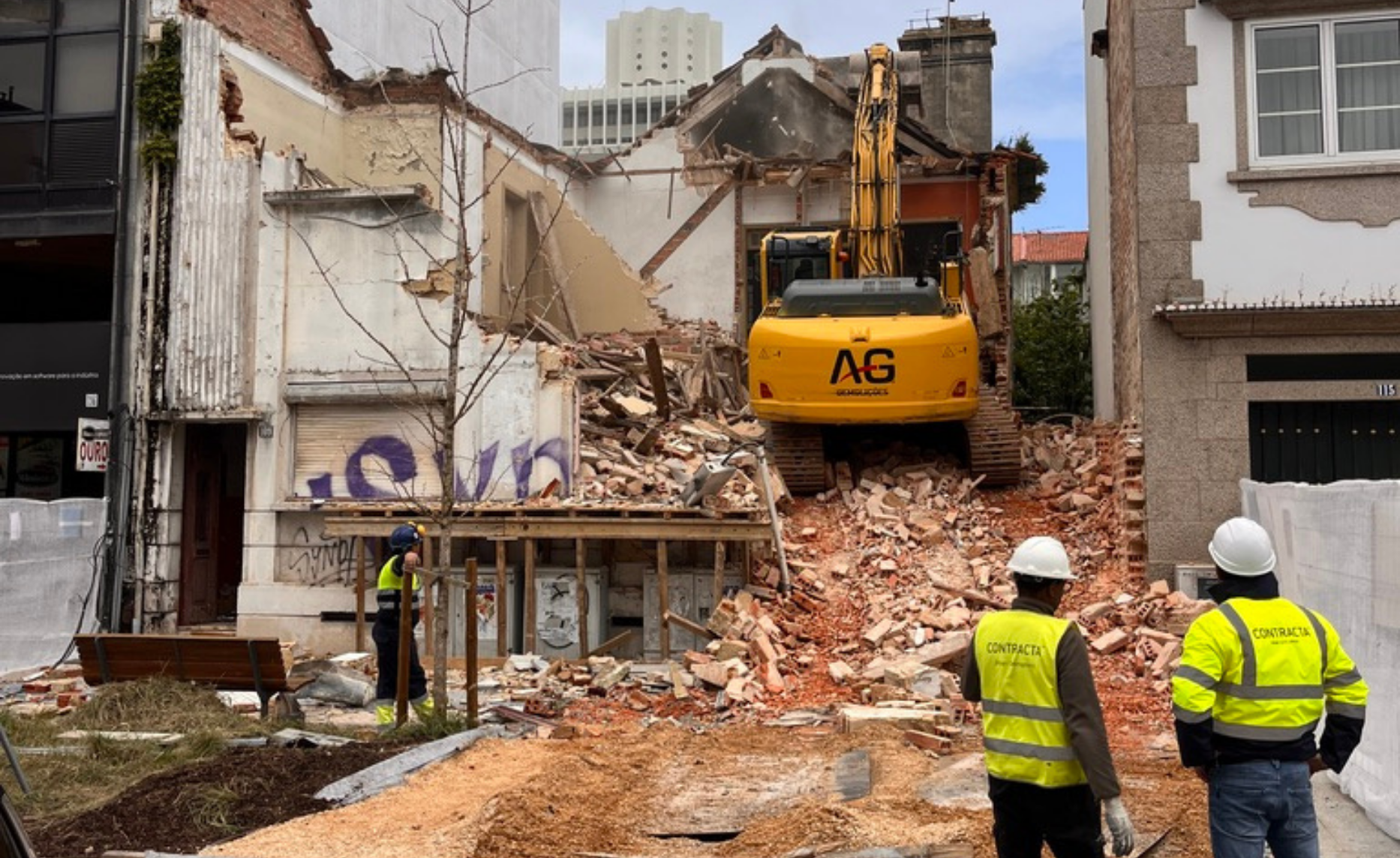 Fase de demolição para construção do Edifício Convexo com equipa Contracta em supervisão - Aveiro