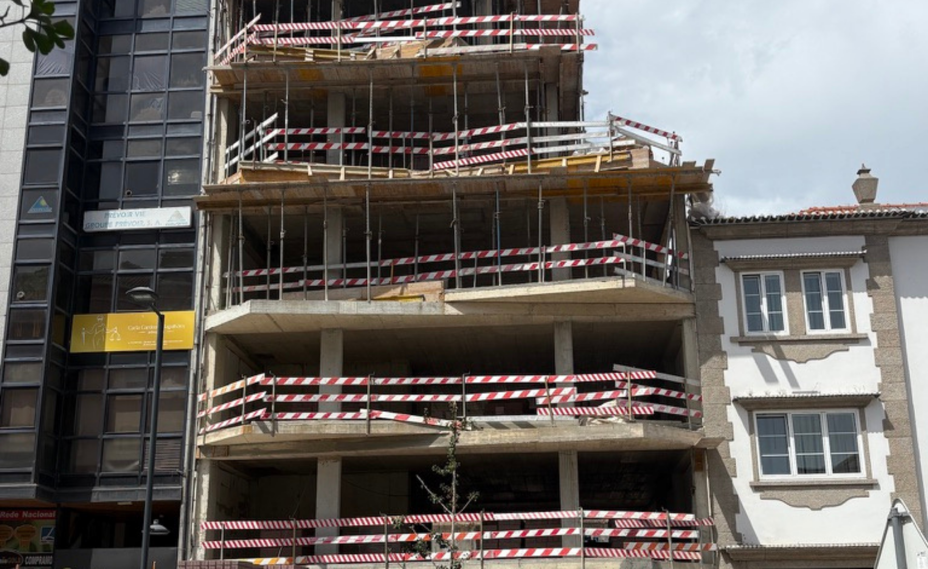 Edifício Convexo em fase de estrutura com lajes das varandas em consola na avenida central de Aveiro - obra Contracta