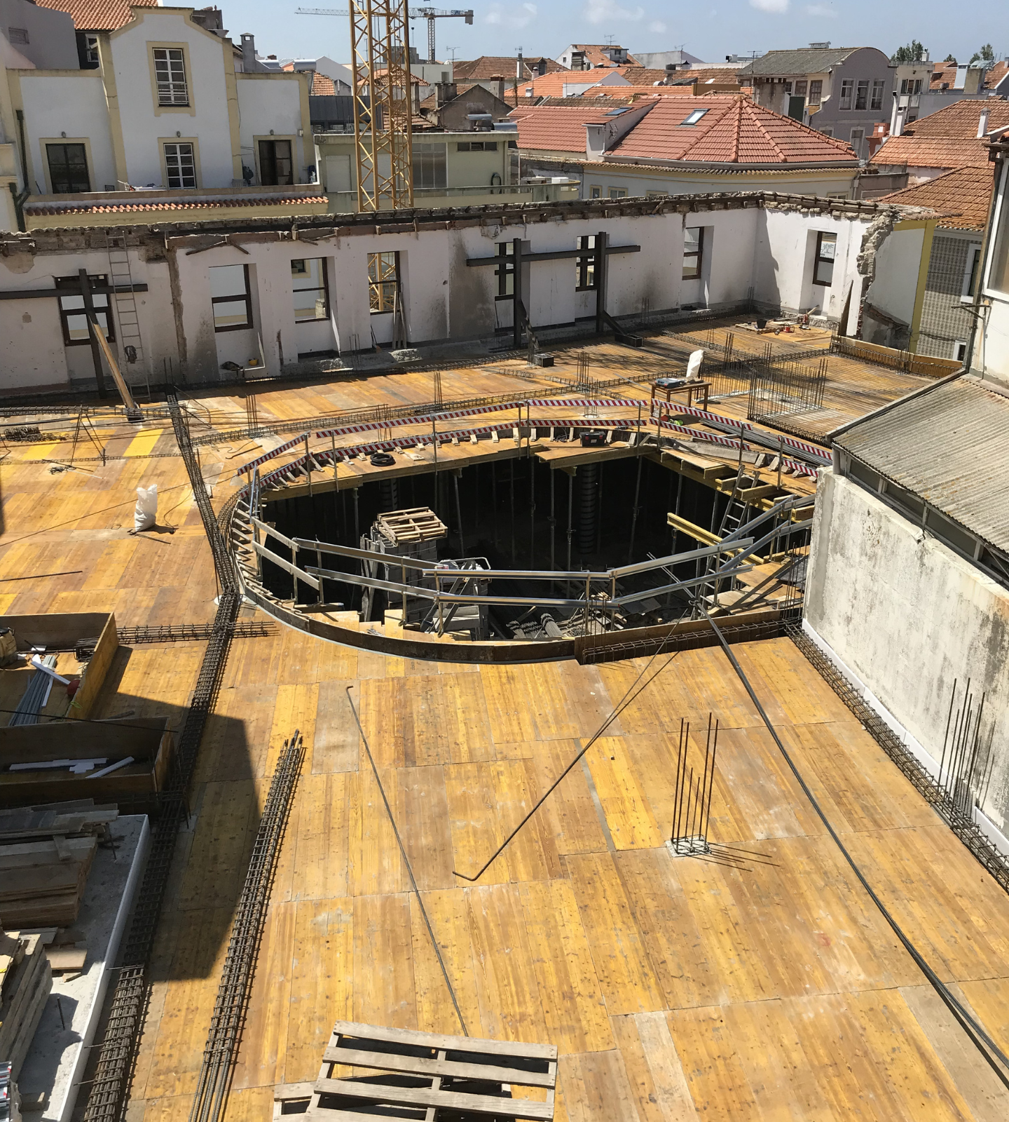 Construção da Casa Lusitana em fase de cofragem com abertura circular para pátio interior - obra Contracta, Aveiro