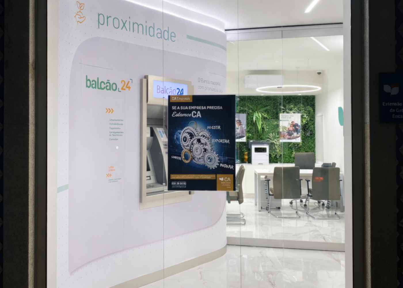 Entrada da agência Crédito Agrícola com balcão 24h e vista para o interior - obra Contracta, Aveiro