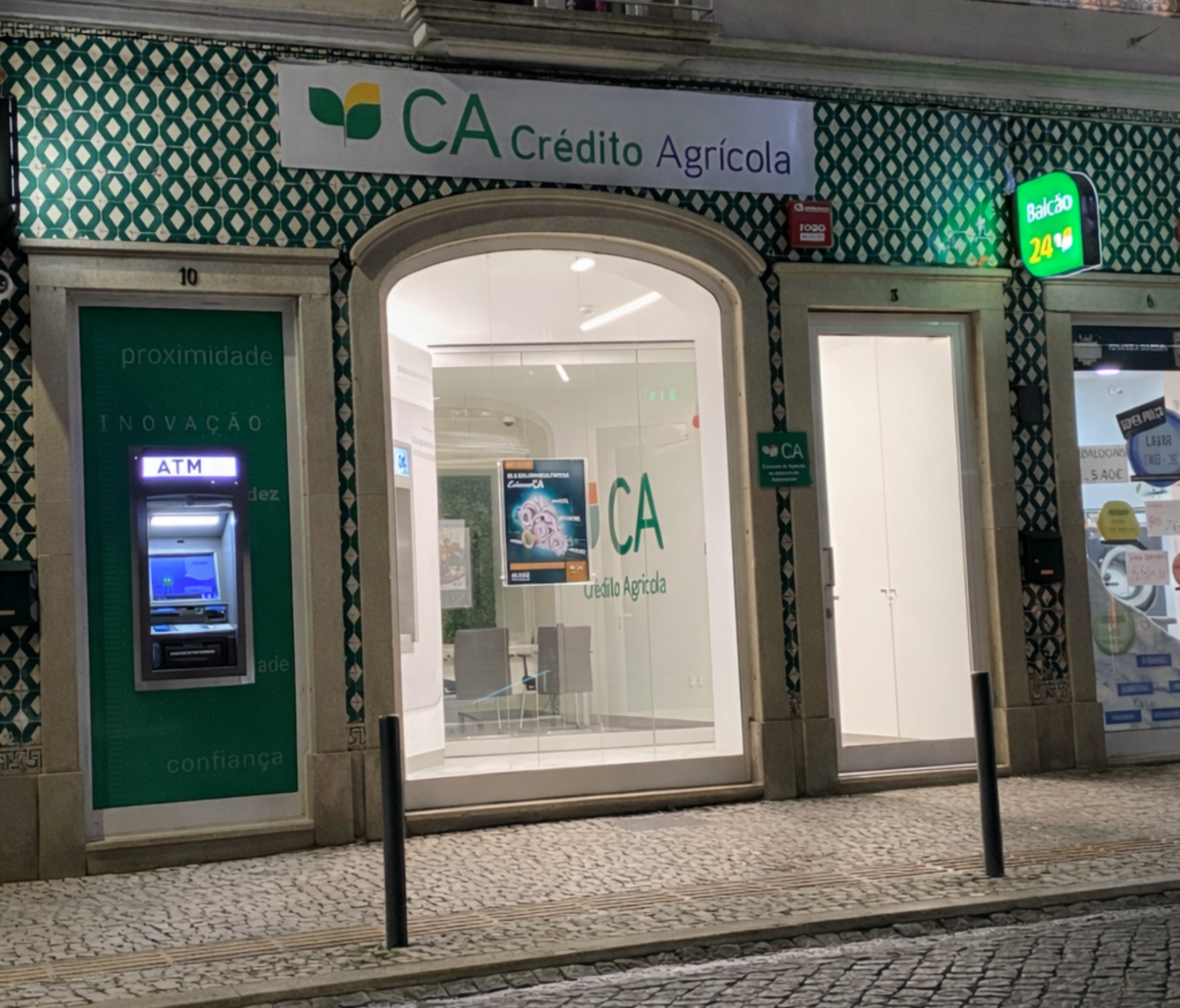 Fachada da agência Crédito Agrícola em Aveiro com azulejos tradicionais e montra iluminada - construção Contracta
