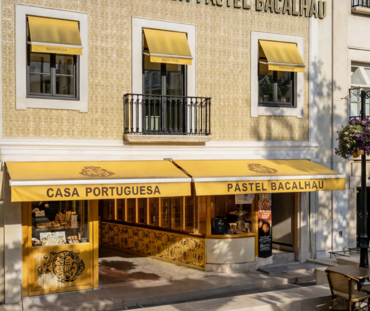 Fachada da Casa Portuguesa do Pastel de Bacalhau com toldos dourados e azulejo restaurado no centro de Aveiro — Contracta Engenharia