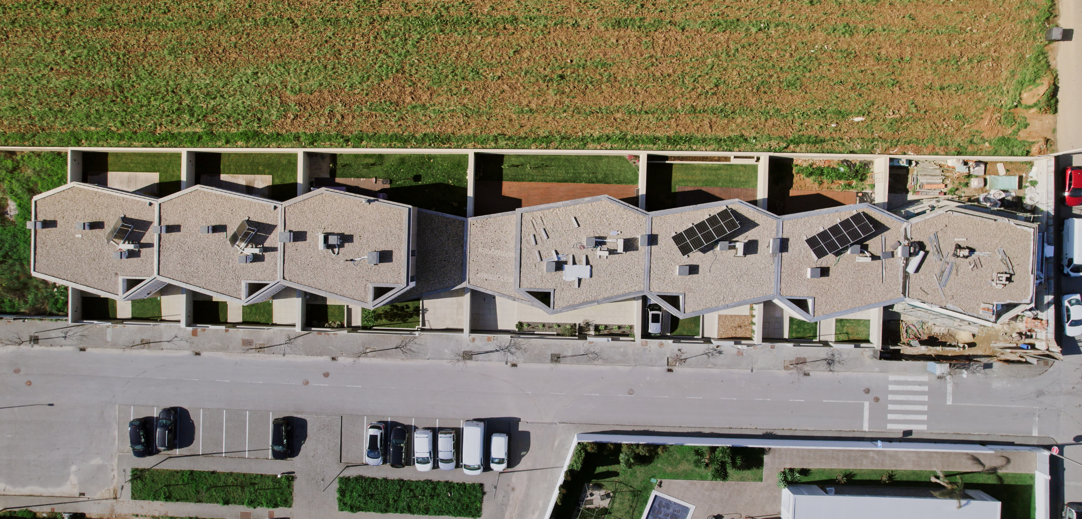 Vista aérea do loteamento completo Casas do Alto com painéis solares e jardins privativos — obra Contracta, Aveiro