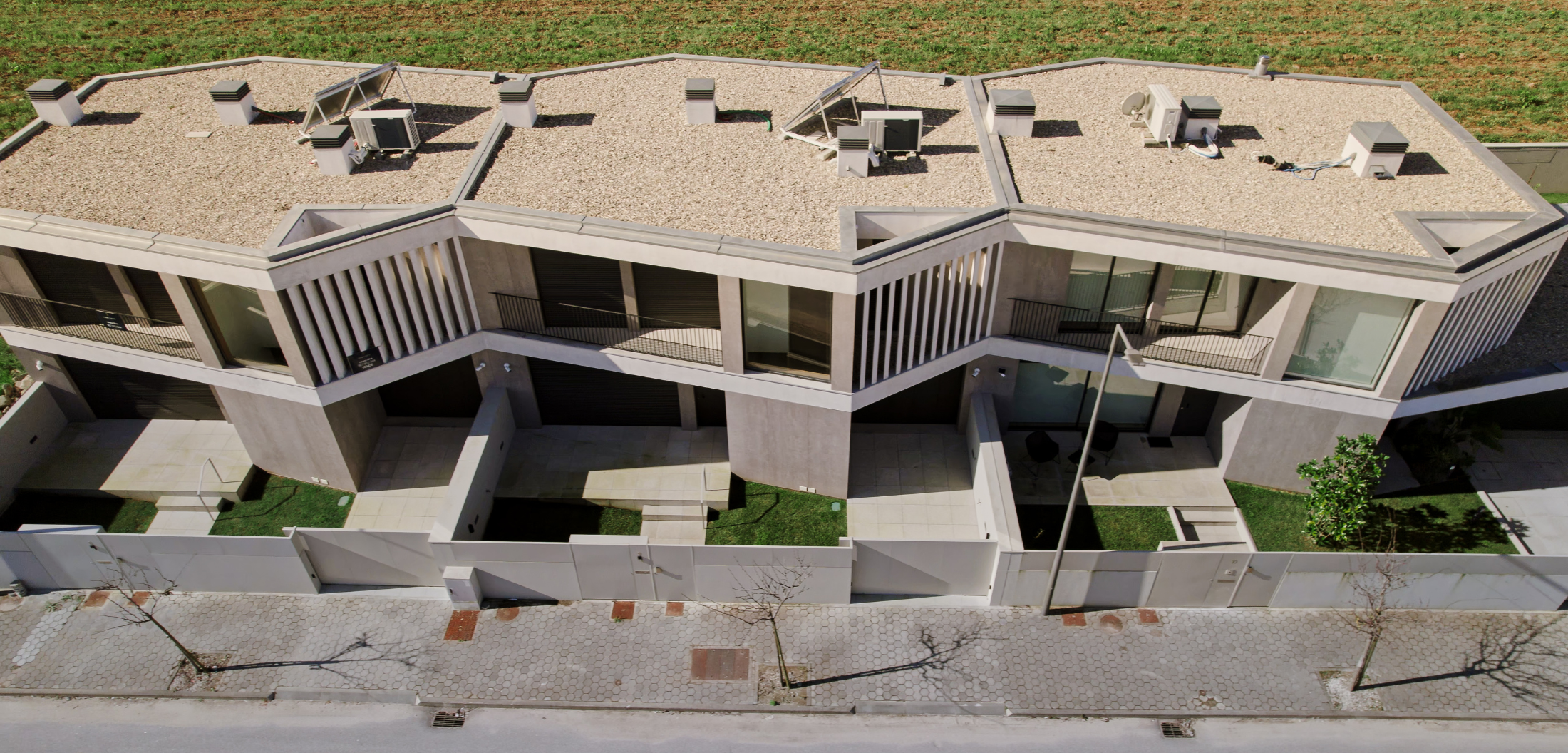 Vista aérea das moradias em banda das Casas do Alto com coberturas planas e jardins privativos — construção Contracta, Bairro Alto de Vilar