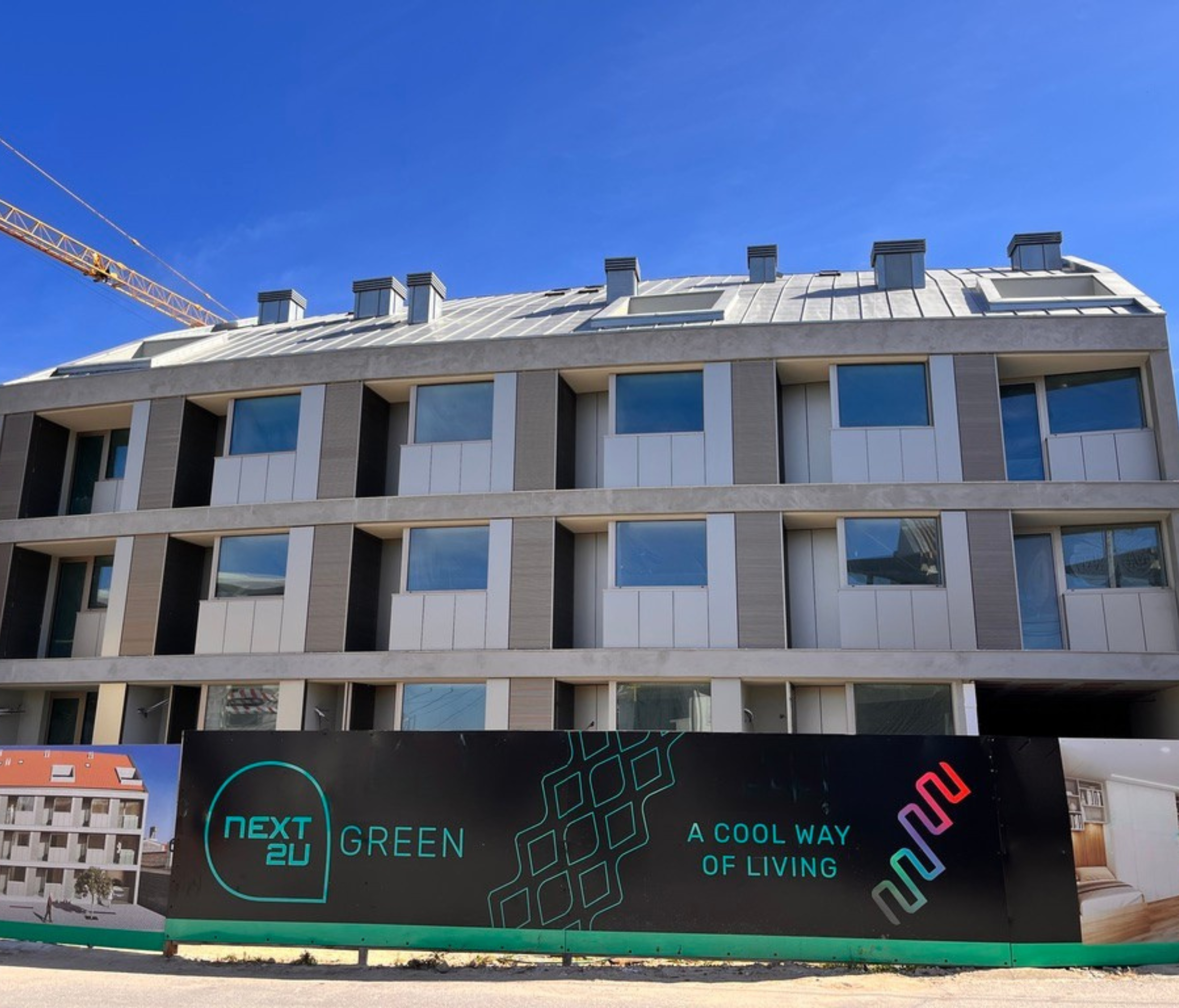 Edifício Universidade em fase de acabamentos exteriores com cobertura em zinco e painéis de fachada - construção Contracta, Aveiro