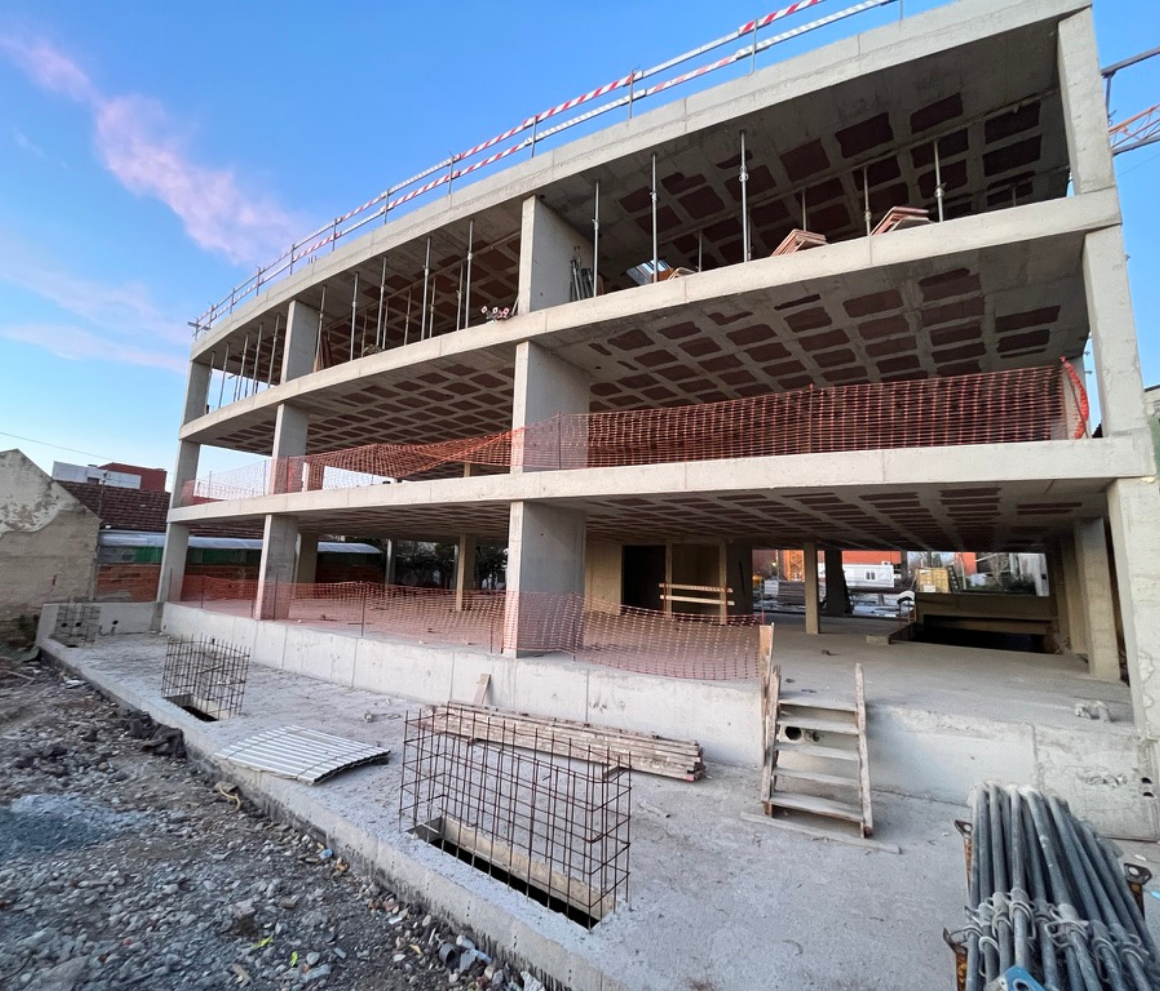 Edifício Universidade em fase de estrutura com lajes e pilares em betão armado - obra Contracta, Aveiro