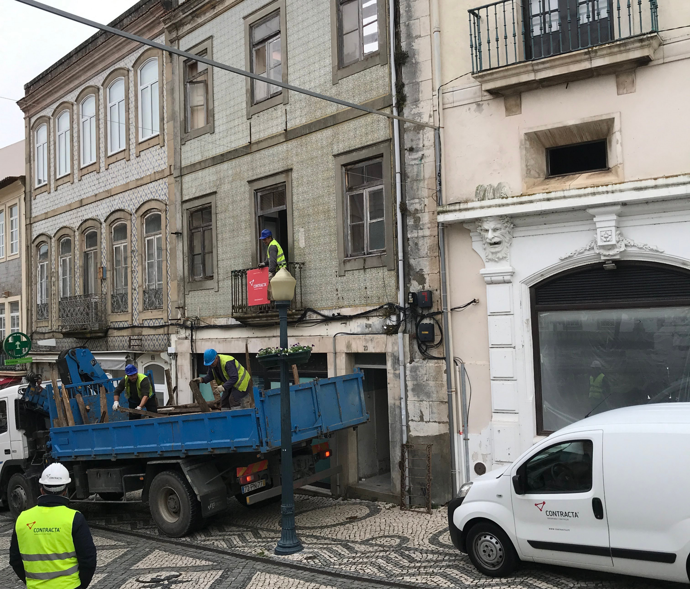 Equipa Contracta em trabalhos de reabilitação da fachada da Casa Portuguesa do Pastel de Bacalhau no centro de Aveiro
