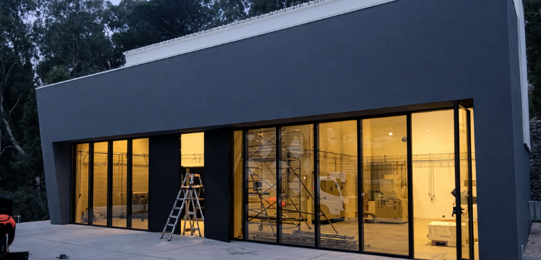 Pavilhão Navigator em fase de acabamentos interiores com fachada em vidro e iluminação - obra Contracta, Aveiro