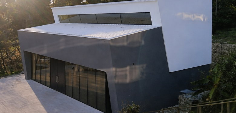 Pavilhão Navigator com design angular e revestimento escuro integrado na envolvente natural - construção Contracta