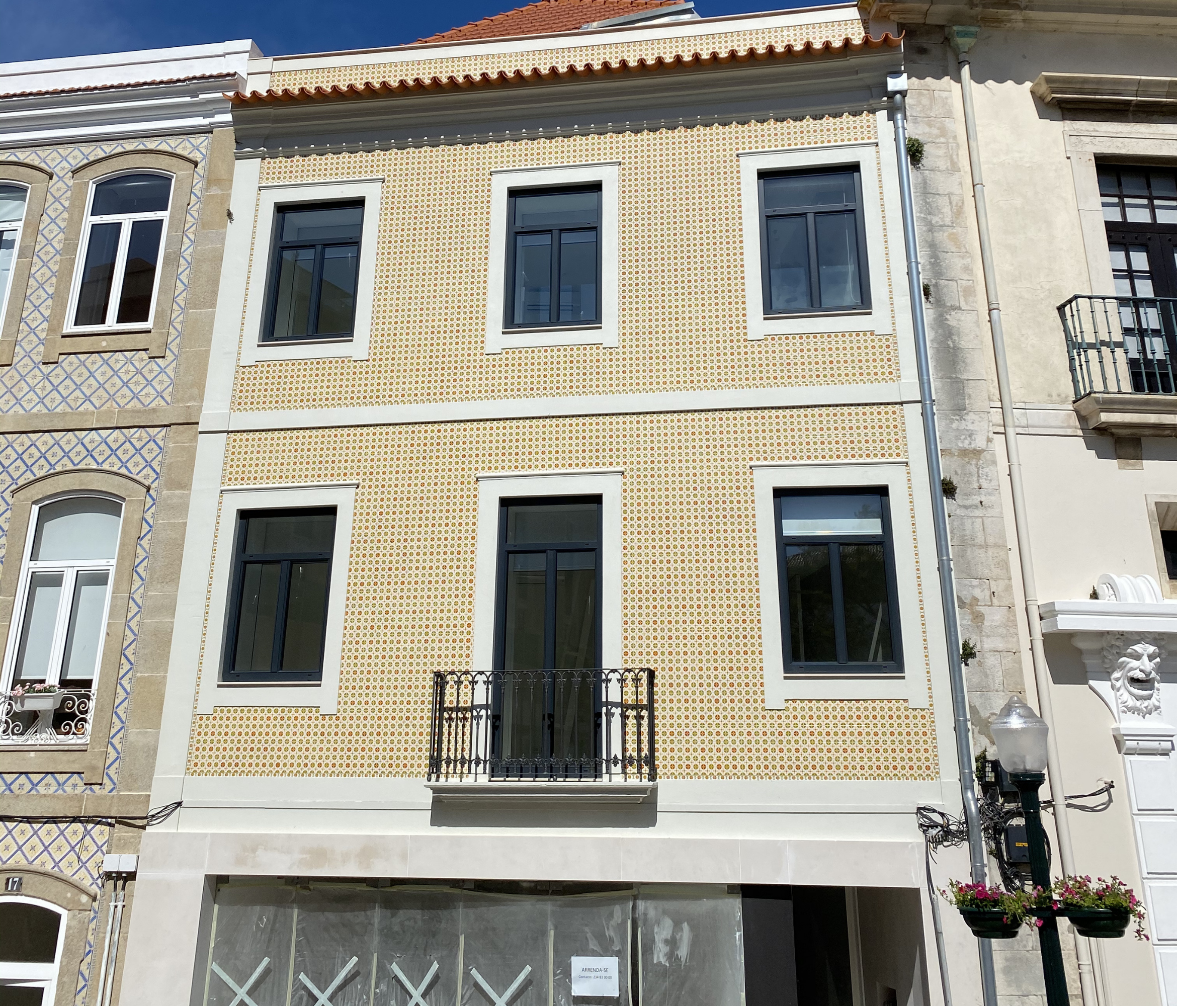 Fachada reabilitada com azulejo tradicional e caixilharia nova — Casa Portuguesa do Pastel de Bacalhau, construção Contracta