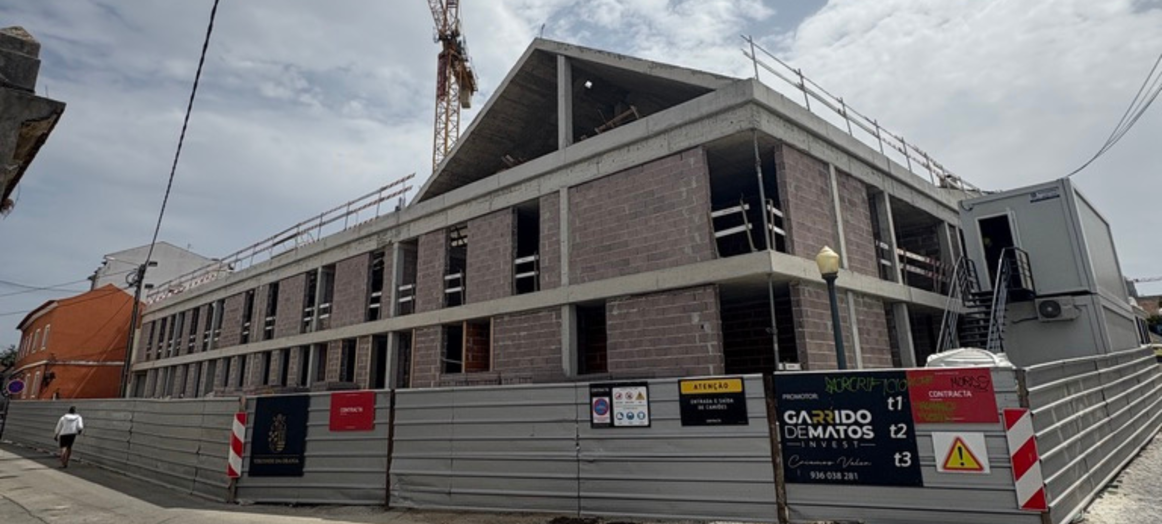 Edifício Visconde da Granja em fase de construção com estrutura em betão e alvenaria - obra Contracta, Aveiro