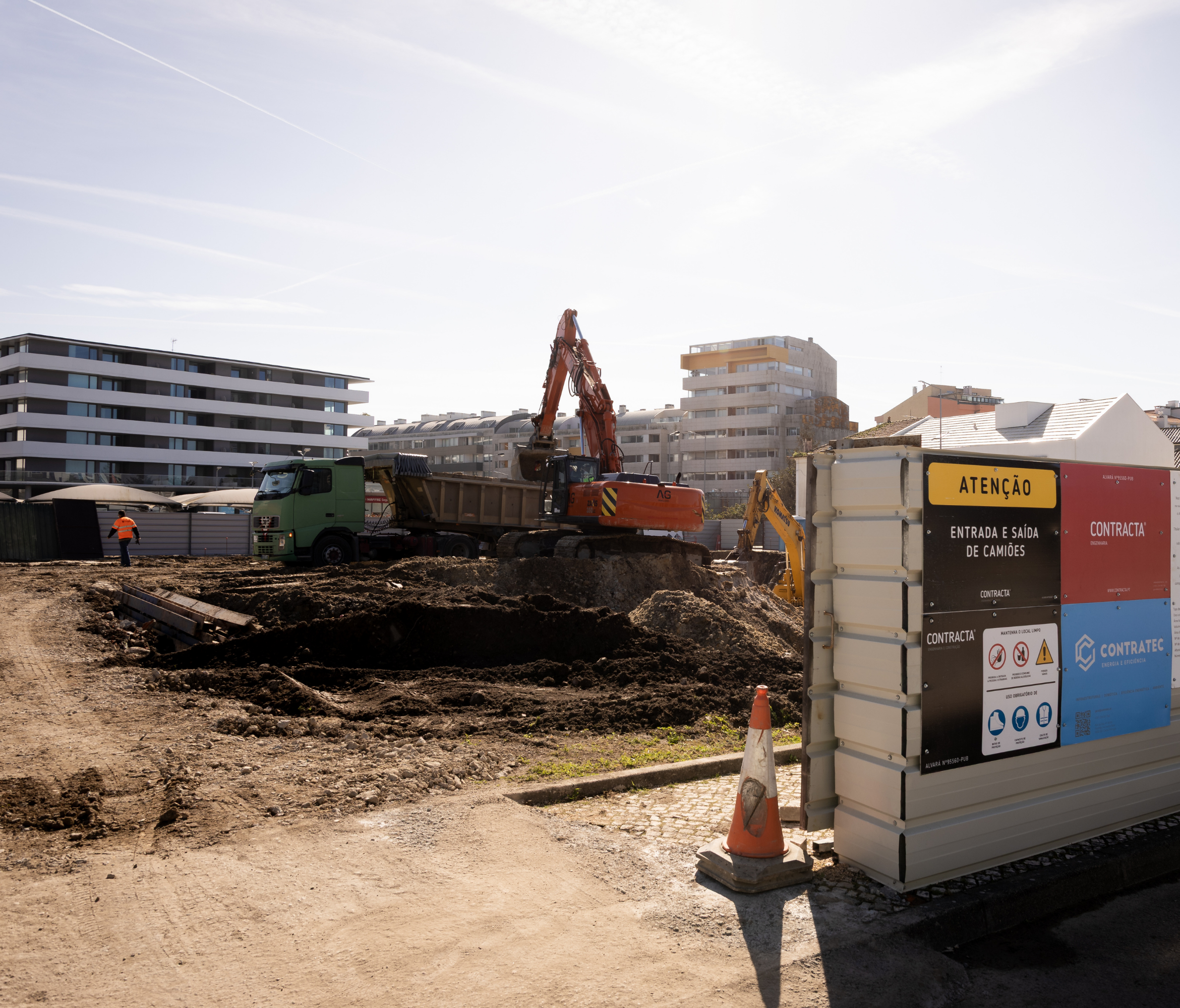 Entrada do estaleiro da obra Altamira com sinalização Contracta e Contratec — Aveiro