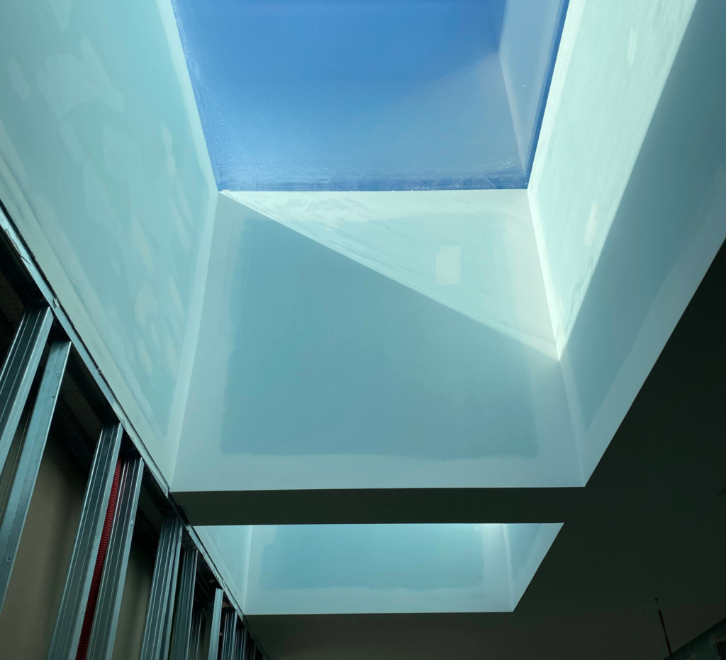 Claraboia com entrada de luz natural zenital e estrutura em gesso cartonado - obra Lacticoop, Aveiro