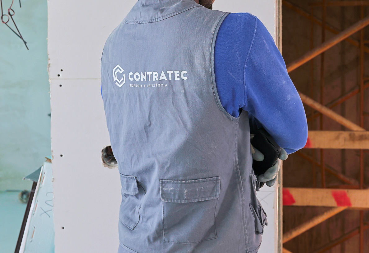 Técnico da Contratec a realizar instalações elétricas e especiais numa obra em Aveiro.
